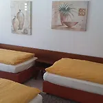 Hotel Am Ufer 2*